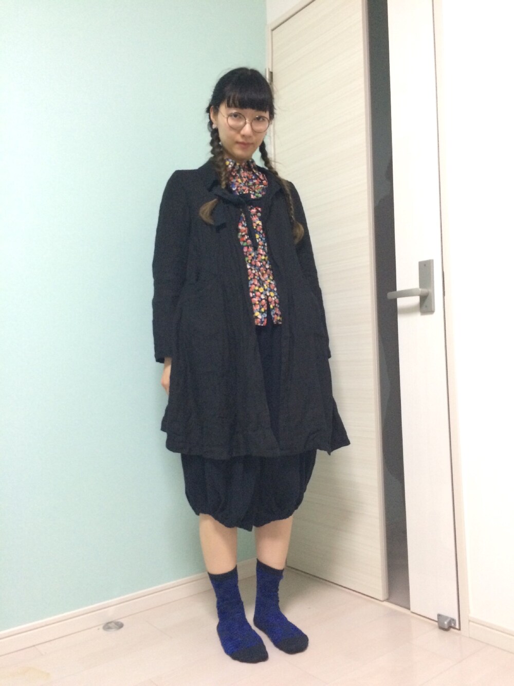 「ブラック、リネンコート、サルエルパンツ、花柄シャツ、モノトーン、ロングコート、コムデギャルソン、ゆるコーデ」｜「COMME des GARCONS COMME des GARCONSのアイテム（その他アウター、ブラック系）」を使った、とめ子さん（レディース・163cm）の春コーディネートの1枚目の写真