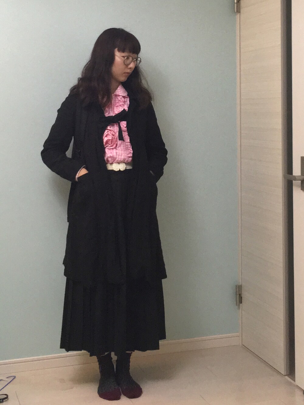 「ピンクシャツ、ロングスカート、プリーツスカート、ブラック、モード、黒コーデ、ロングジャケット、ロングカーディガン、コムデギャルソン、チェックシャツ」｜「VINTAGEのアイテム（スカート、ブラック系）」を使った、とめ子さん（レディース・163cm）の秋コーディネートの1枚目の写真