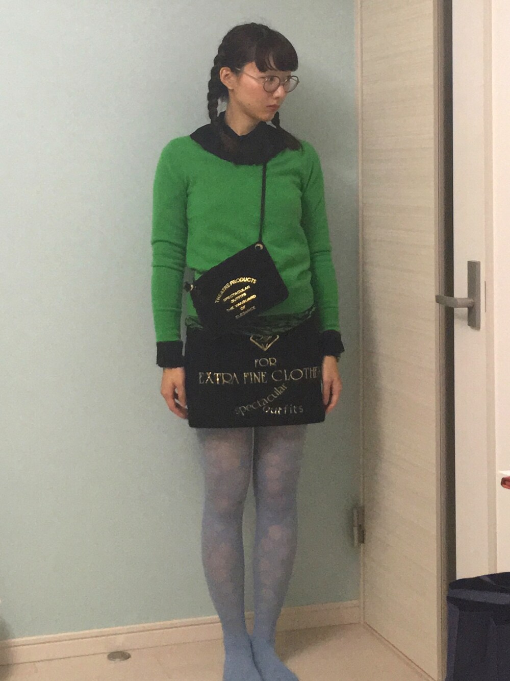 「KENZO×H&M、カシミヤ、タイトミニ、ミニスカート、カラータイツ、カラーニット、秋のコーデ、ニット、オトナカジュアル、グリーン×ブラック」｜「THEATRE PRODUCTSのナッピングメルトン ショルダーポシェット（ショルダーバッグ、ブラック系）」を使った、とめ子さん（レディース・163cm）の秋コーディネートの1枚目の写真