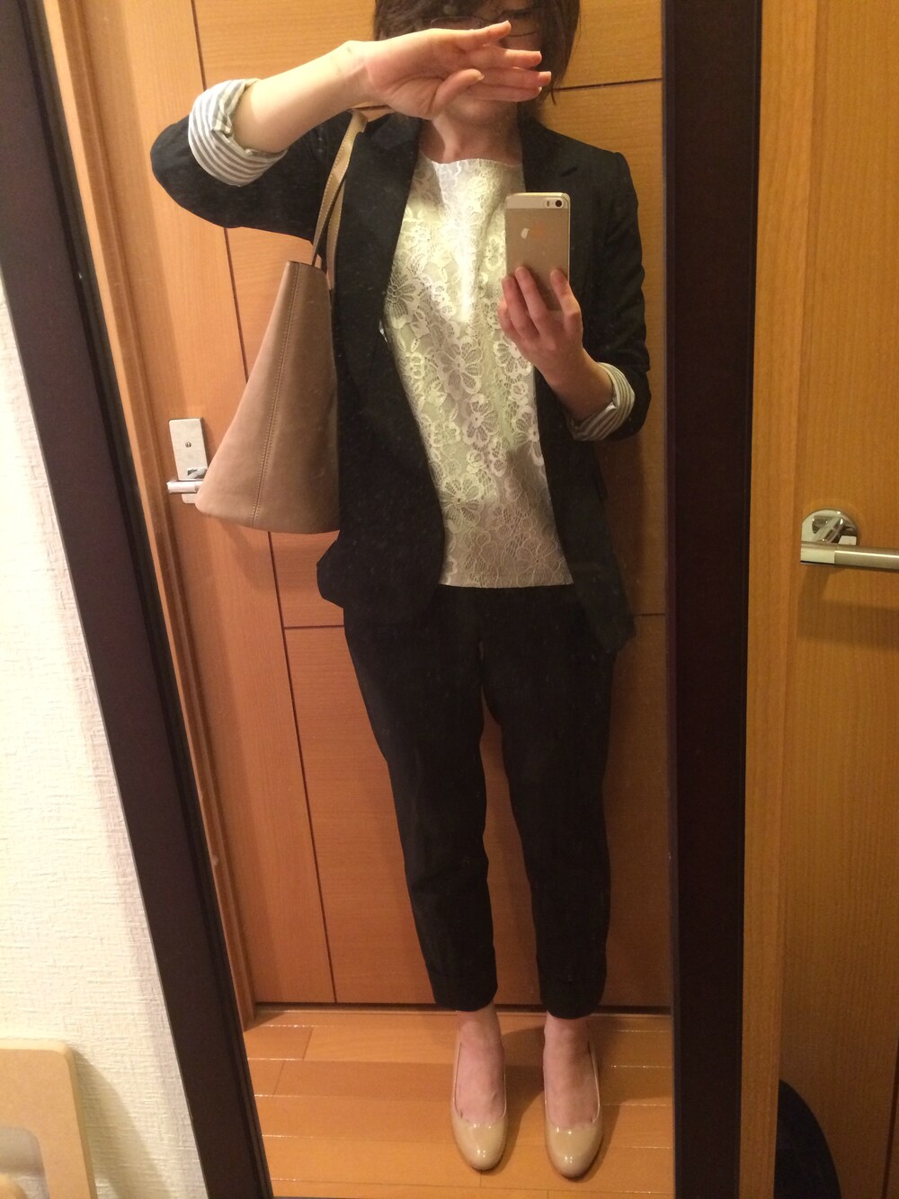 「theoryのアイテム（スラックス、ブラック系）」を使った、みみさん（レディース・158cm）の秋コーディネートの1枚目の写真