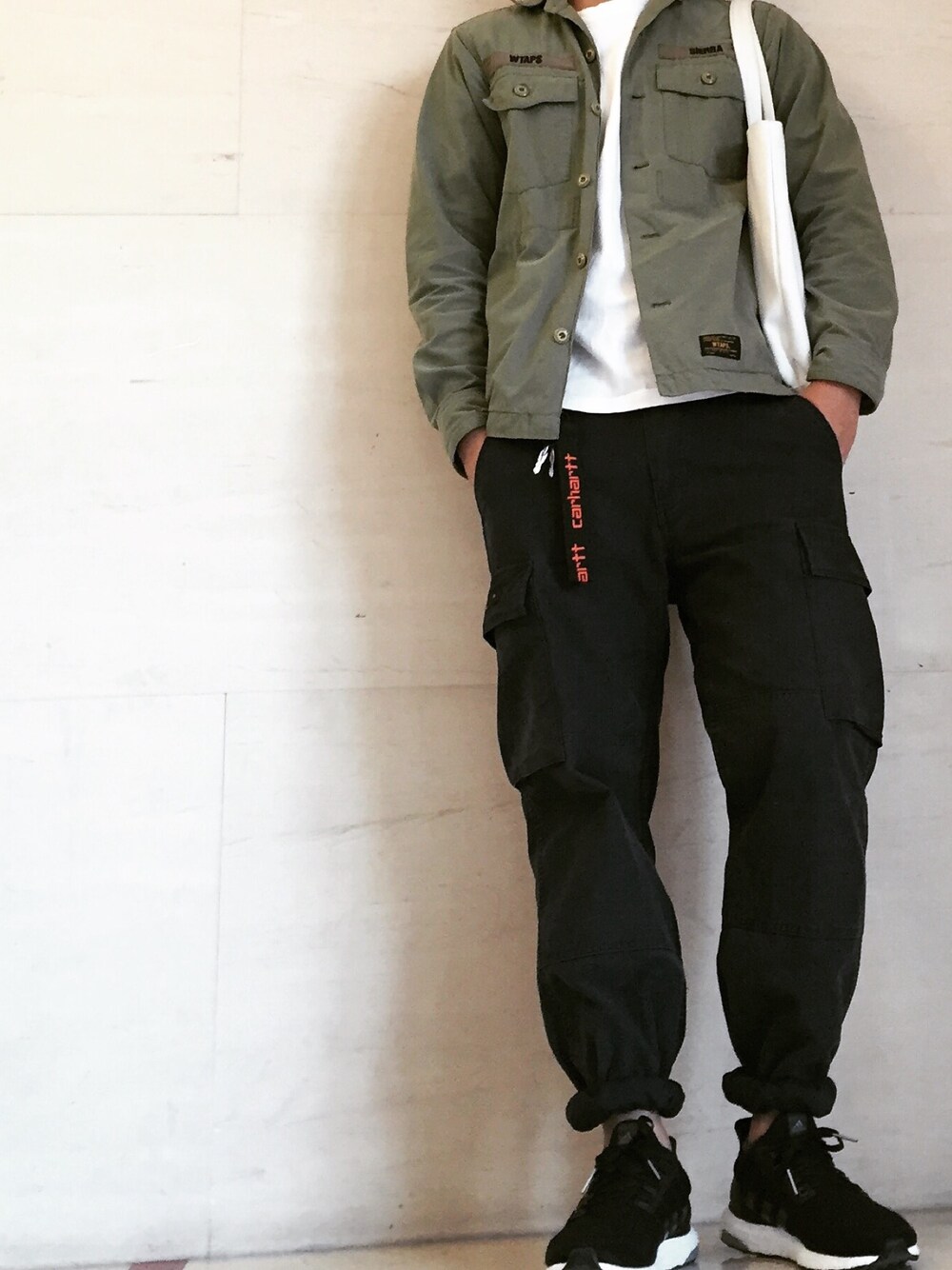 「WTAPSのアイテム（ミリタリージャケット、グリーン系）」を使った、玩傲川さん（メンズ・175cm）の秋コーディネートの1枚目の写真