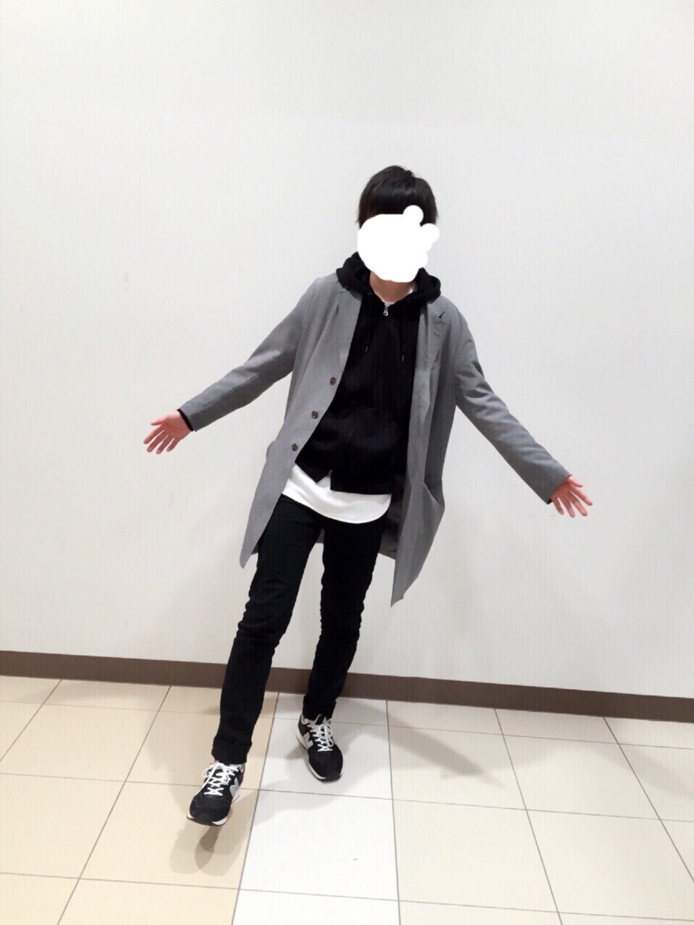 「スニーカー、モノトーン、チェスターコート、パーカー、New Balance、白ソックス、白Tシャツ、スキニーデニム、シンプル」｜「HAREのアイテム（チェスターコート、グレー系）」を使った、ka-i-toさん（メンズ・182cm）の春コーディネートの1枚目の写真