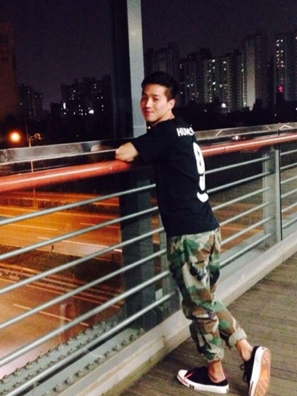 「camo、black、street」｜「humantreeのアイテム（Tシャツ/カットソー、ブラック系）」を使った、함정현さん（メンズ・177cm）の夏コーディネートの1枚目の写真