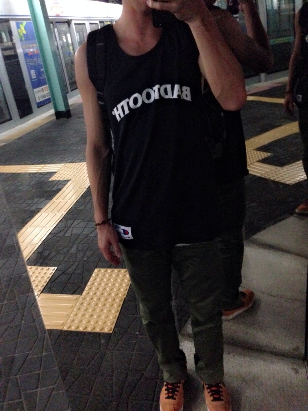 「UNIQLO、NIKE、badtooth」｜「badtoothのアイテム（Tシャツ/カットソー、ブラック系）」を使った、함정현さん（メンズ・177cm）の夏コーディネートの1枚目の写真