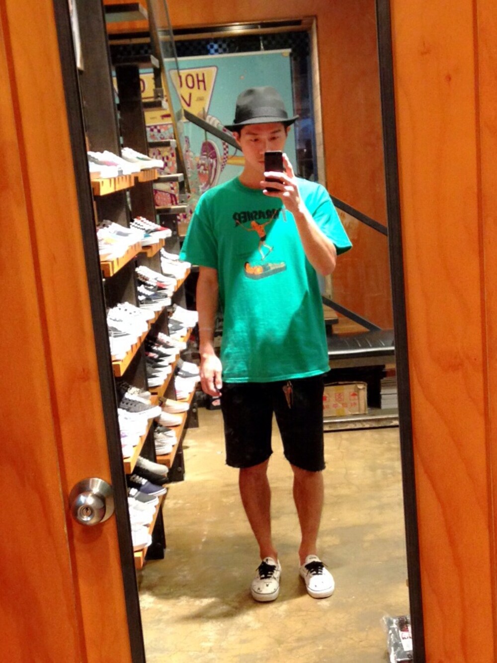 「THRASHER、supreme、Supreme(シュプリーム)、pedora」｜「THRASHERのアイテム（Tシャツ/カットソー、グリーン系）」を使った、함정현さん（メンズ・177cm）の秋コーディネートの1枚目の写真