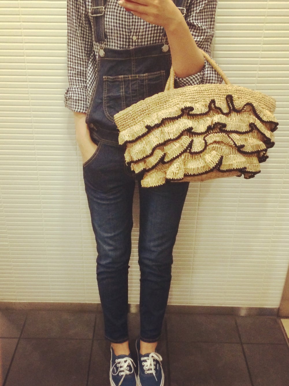 「サロペット、かごバッグ、シャツスタイル」｜「SHIPS for womenのliflattie:リネンギンガム カシュクールシャツ（シャツ/ブラウス、ブルー系）」を使った、ていぴさん（レディース・163cm）の春コーディネートの1枚目の写真