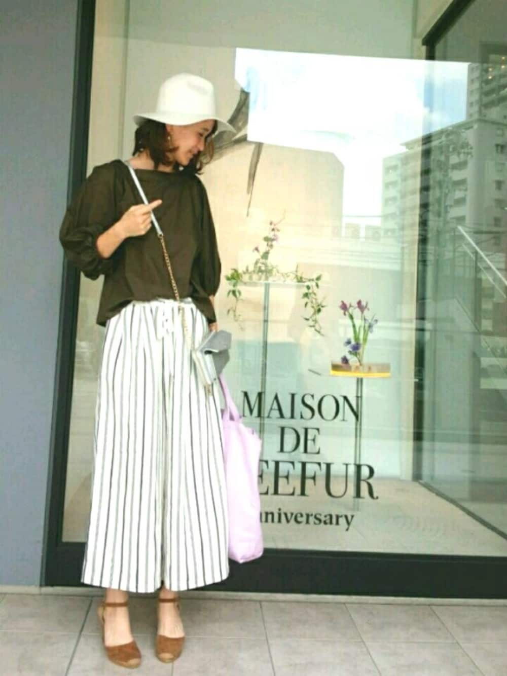 ピンク系のトートバッグ、ホワイト系のその他パンツ、ブラウン系のサンダルを着用したレディースの夏コーディネートの1枚目の写真