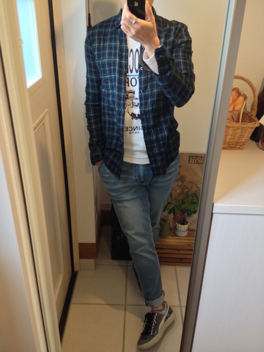 「柄シャツ、タータンチェック、ロールアップ」｜「And Aのアイテム（デニムパンツ、ブラック系）」を使った、xxxxさん（メンズ・171cm）の春コーディネートの1枚目の写真