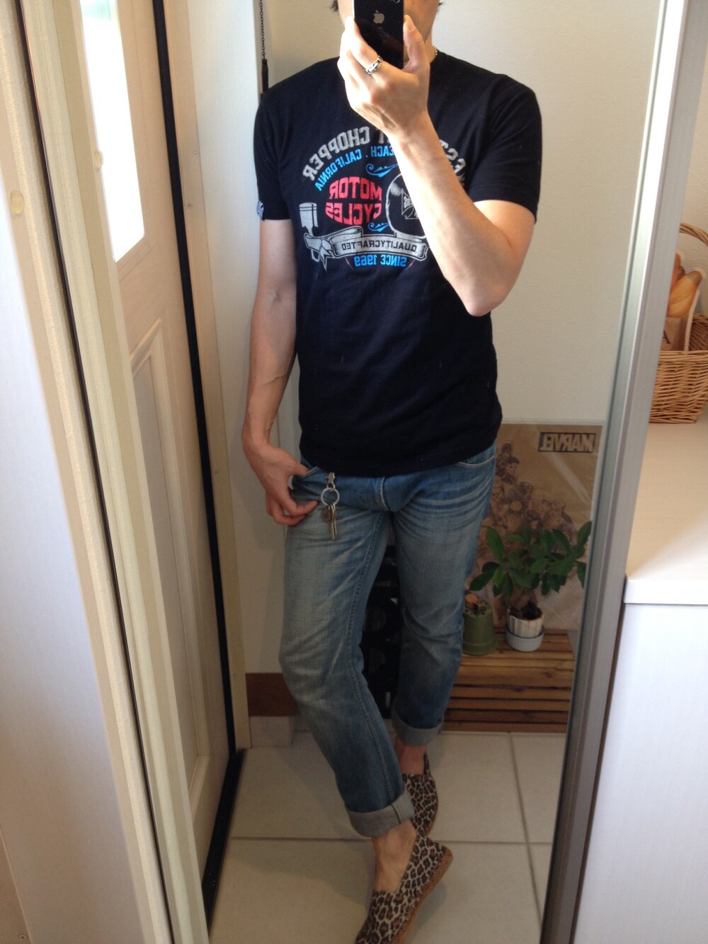 「ひょう柄、黒Tシャツ」｜「SALVIのアイテム（その他シューズ、その他）」を使った、xxxxさん（メンズ・171cm）の春コーディネートの1枚目の写真