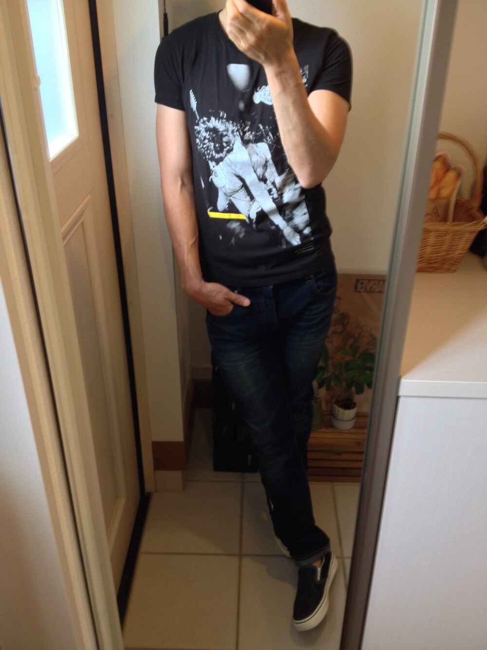 「スリッポン、スリッポンスニーカー、黒Tシャツ」｜「museum neuのアイテム（Tシャツ/カットソー、ブラック系）」を使った、xxxxさん（メンズ・171cm）の夏コーディネートの1枚目の写真