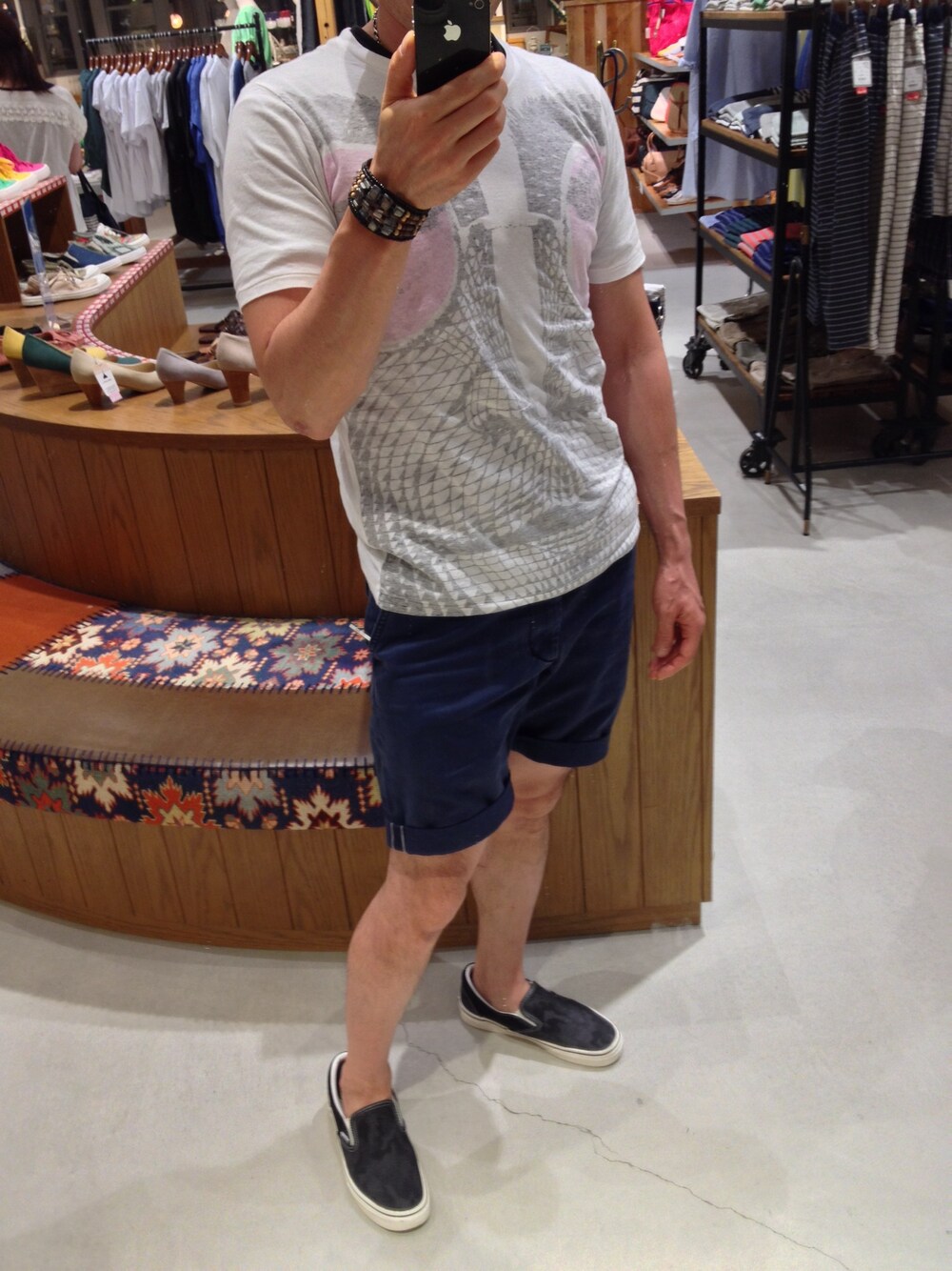 「VANS、ショートパンツ、Tシャツ、短パン」｜「museum neuのアイテム（Tシャツ/カットソー、ホワイト系）」を使った、xxxxさん（メンズ・171cm）の夏コーディネートの1枚目の写真