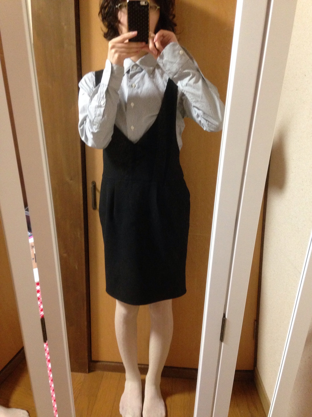 「E hyphen world galleryの【Special Price】カットジャンパースカート（パンツ、ブラック系）」を使った、ーlaさん（レディース・155cm）の春コーディネートの1枚目の写真