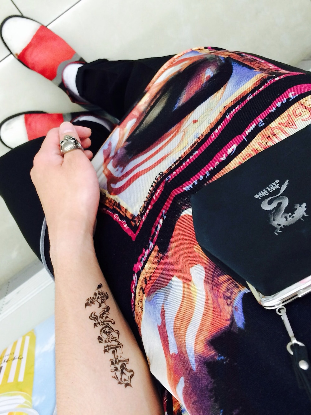 「COMME des GARCONS、スラックス、黒、赤、モード系、タトゥー、ゴシック、jean paul gaultier」｜「モード系
（その他、その他）」を使った、しょき。さん（メンズ・164cm）の夏コーディネートの1枚目の写真