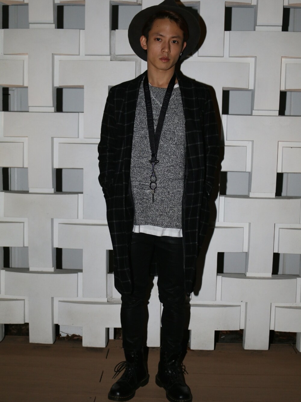 「portration、GIVENCHY」｜「usedのアイテム（チェスターコート、ブラック系）」を使った、Hiromu Iizukaさん（メンズ・164cm）の冬コーディネートの1枚目の写真
