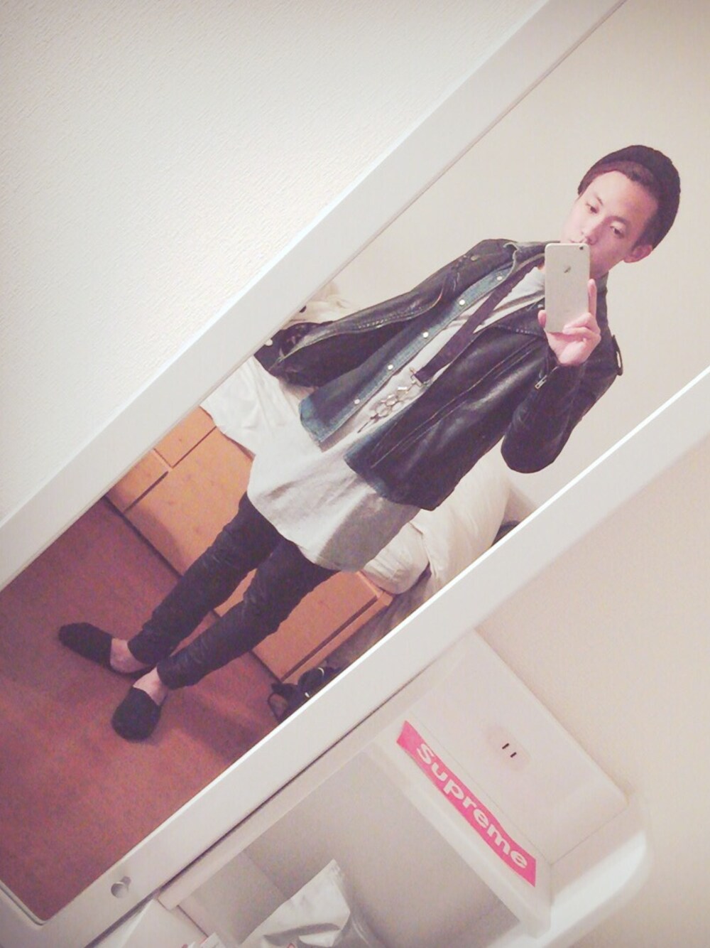 「H&M、GIVENCHY、CA4LA」｜「H&Mのアイテム（ライダースジャケット、ブラック系）」を使った、Hiromu Iizukaさん（メンズ・164cm）の春コーディネートの1枚目の写真