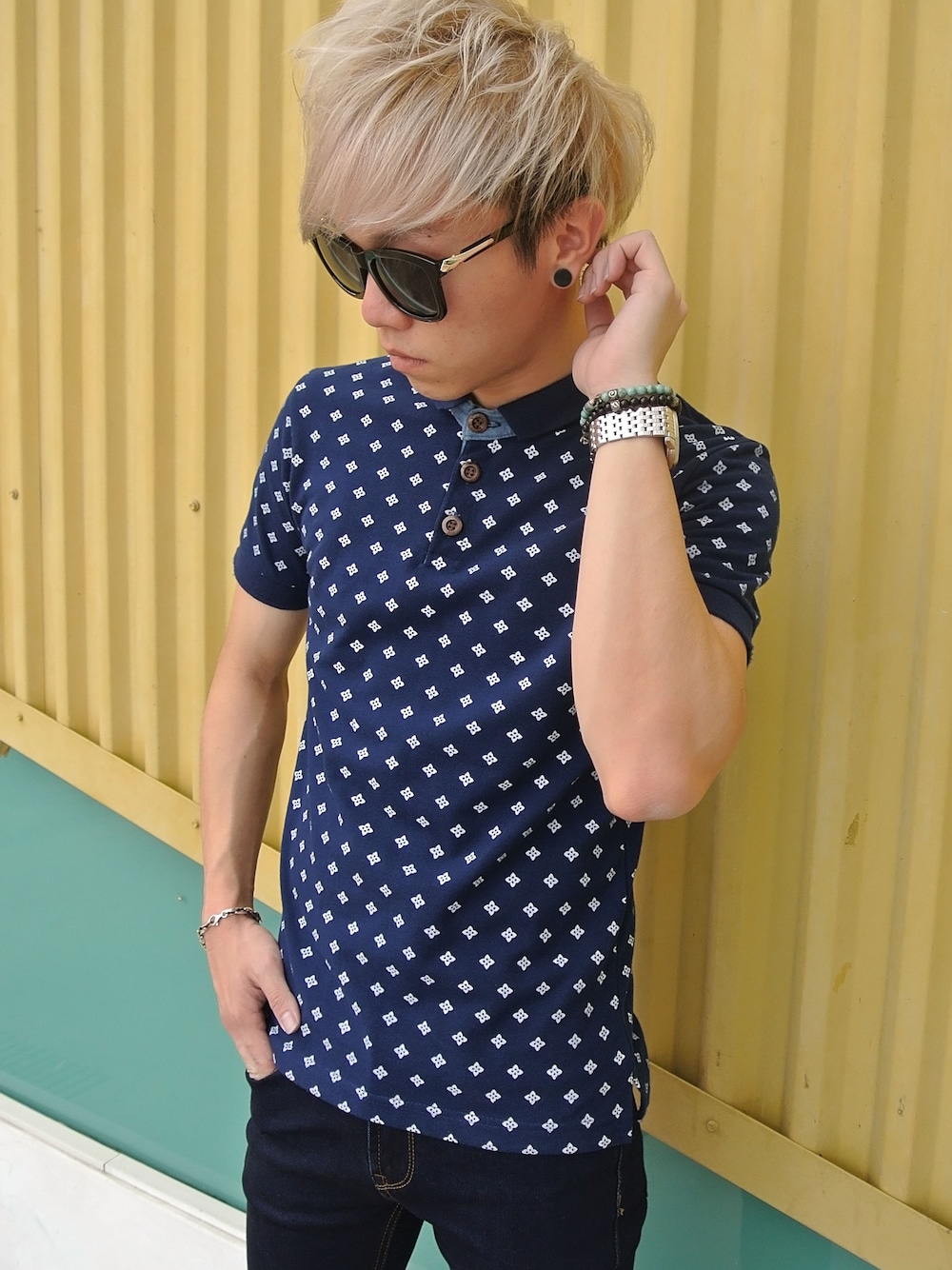 ブルー系のポロシャツ、その他のデニムパンツを着用したメンズの冬コーディネートの1枚目の写真