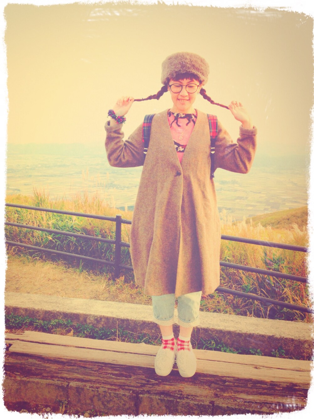 ピンク系のワンピース、イエロー系のその他アウター、ブルー系のヘアバンドを着用したレディースの秋コーディネートの1枚目の写真