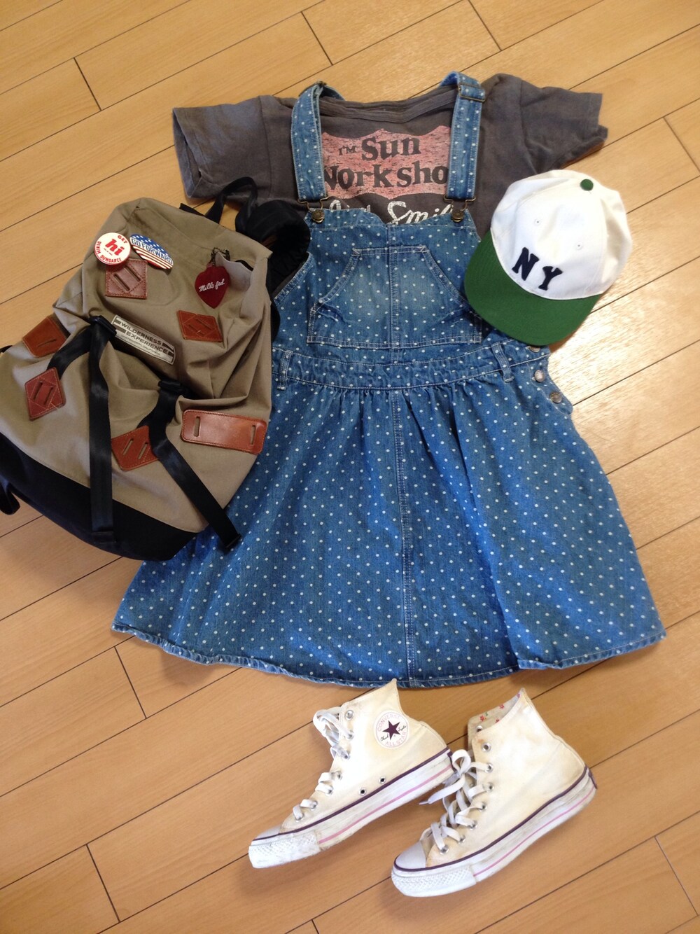 ホワイト系のスニーカーを着用したレディースの春コーディネートの1枚目の写真