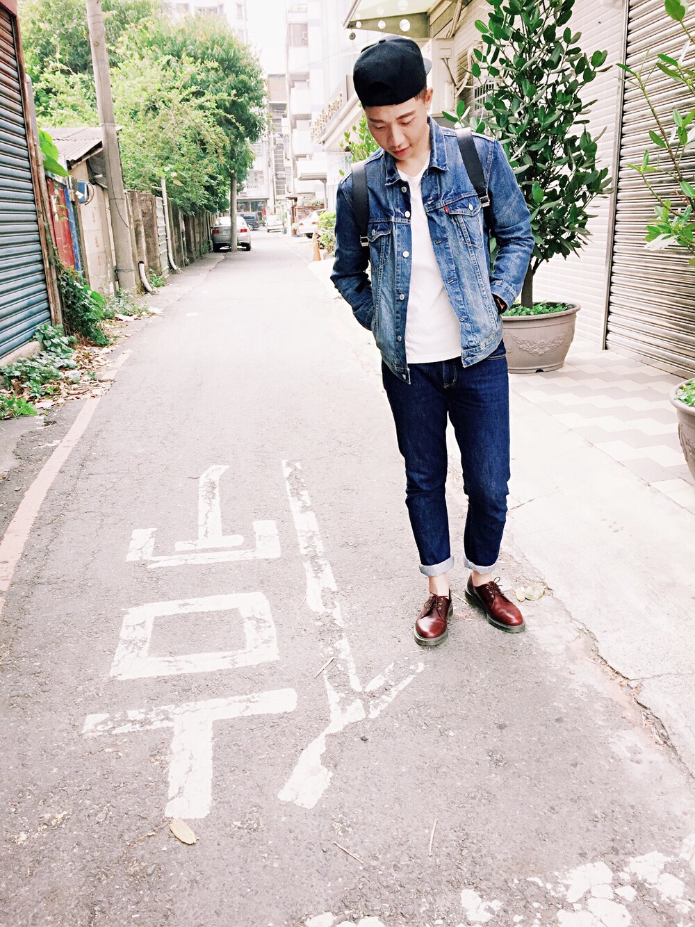 「無印良品のアイテム（Tシャツ/カットソー、ホワイト系）」を使った、Rui_Chengさん（メンズ・181cm）の春コーディネートの1枚目の写真