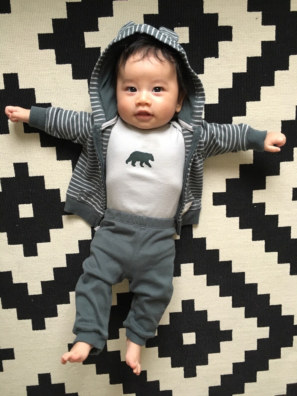 「ボーダー、パーカー、ベビー、生後3ヶ月、くま耳、スポーツミックス、3点セット、carter's、baby」｜「Carter'sのアイテム（ロンパース、グレー系）」を使った、Rayさん（キッズ・60cm）の冬コーディネートの1枚目の写真