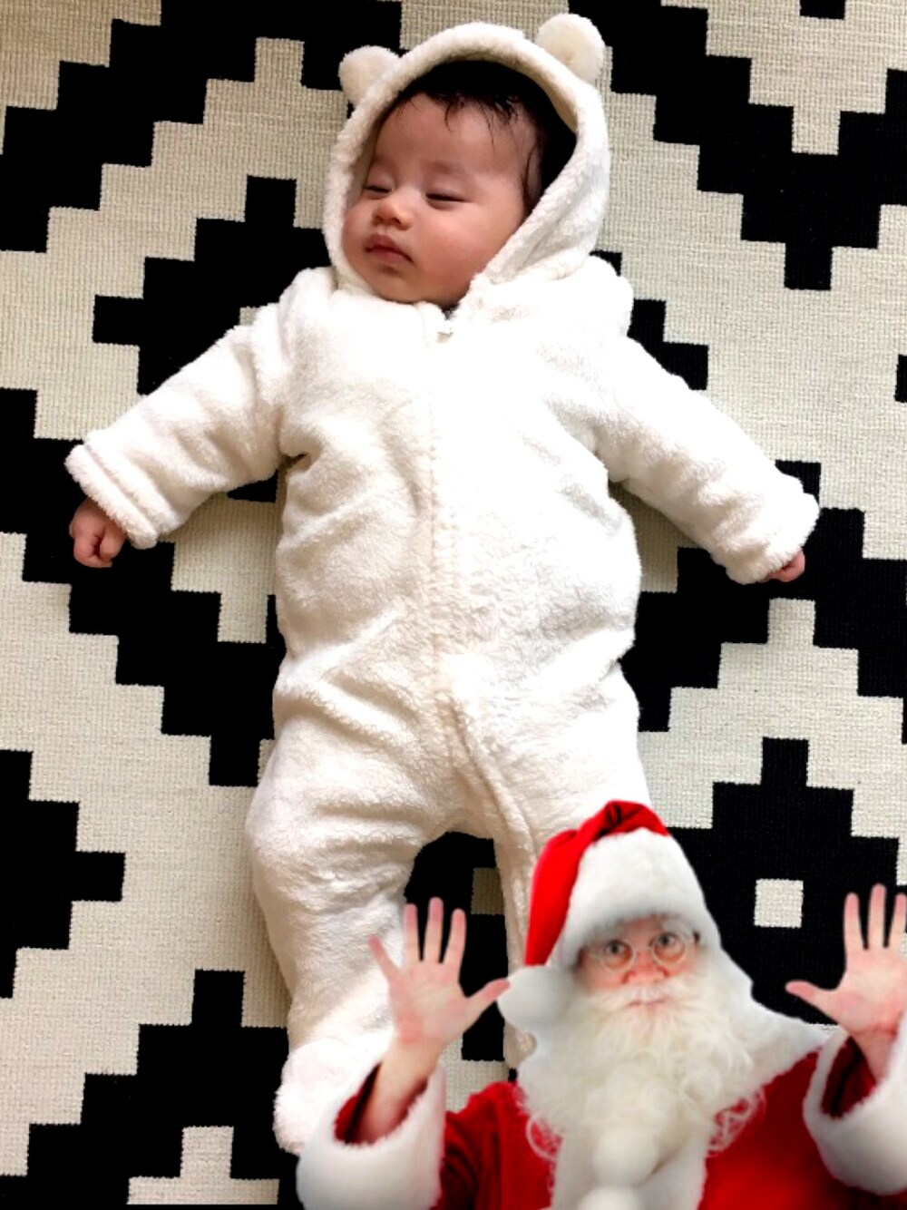 「くまさん、オールインワン、くま耳、もこもこ、クリスマス、冬、赤ちゃん、生後3ヶ月、babygap、ドラフトGAP」｜「babyGAPのアイテム（つなぎ/オールインワン、ホワイト系）」を使った、Rayさん（キッズ・60cm）の冬コーディネートの1枚目の写真