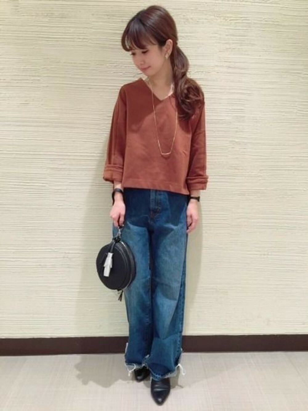 「春コーデ、ブルーデニム、レンガ色、デニムバギー、ワイドスリーブ、ワイド×ワイド」｜「JEANASISのポンチVプルオーバー8S/714672 （Tシャツ/カットソー、レッド系）」を使った、yukie_JEANASISさん（レディース・160cm）の冬コーディネートの1枚目の写真