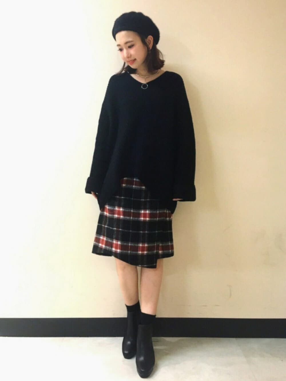「アゼアミニット、Vネック、チョーカー、赤チェック、膝丈スカート、ジーナシス、ジーナシス(JEANASIS)」｜「JEANASISの7GナナメアゼVプルオーバーLS/737346 （ニット/セーター、ブラック系）」を使った、yukie_JEANASISさん（レディース・160cm）の秋コーディネートの1枚目の写真