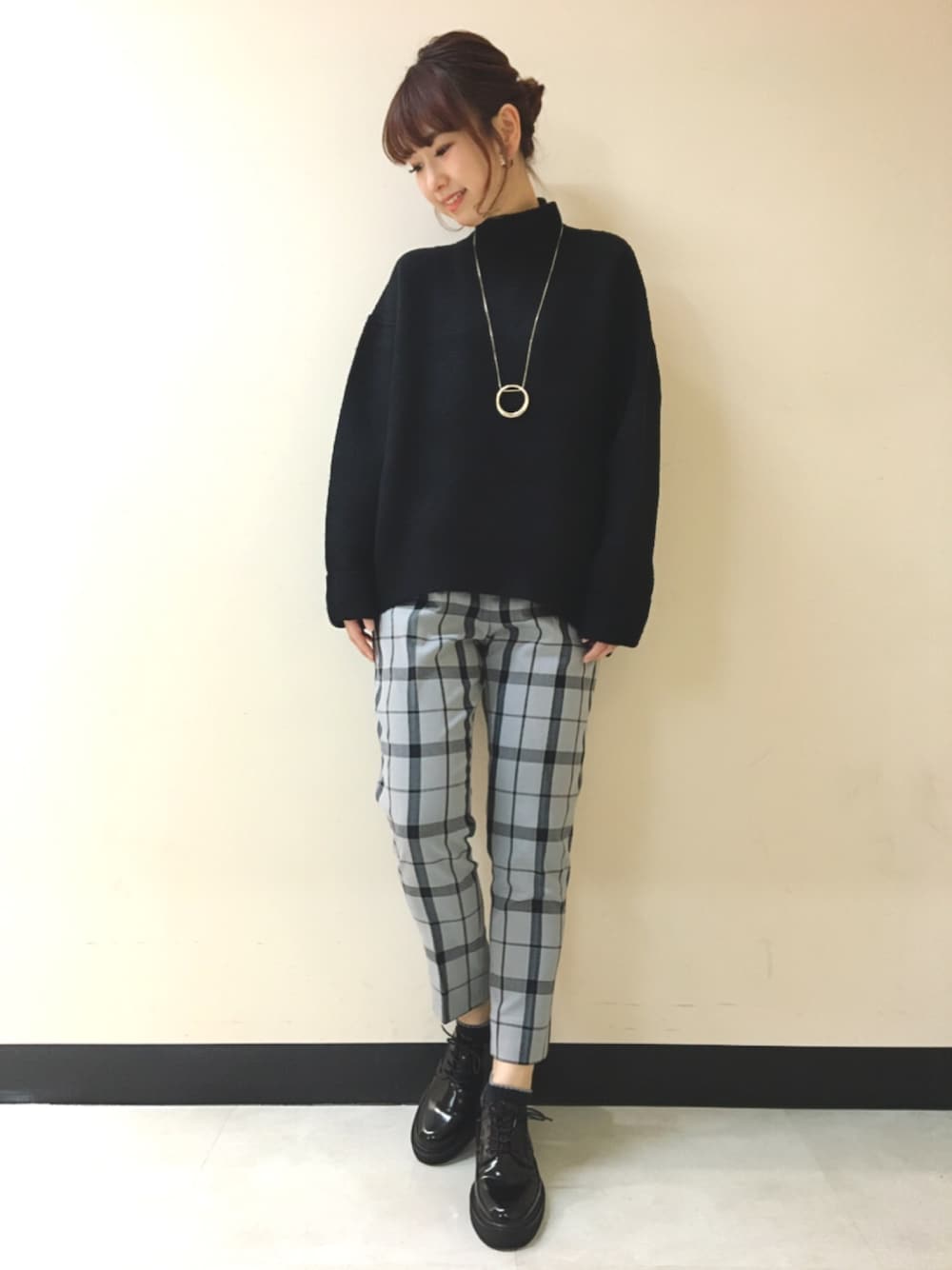 「タートルネック、オーバーサイズ、チェック、テーパードパンツ、グレー、ジーナシス、ジーナシス(JEANASIS)」｜「JEANASISの7Gストレッチハイネックプルオーバー/729980（ニット/セーター、ブラック系）」を使った、yukie_JEANASISさん（レディース・160cm）の冬コーディネートの1枚目の写真