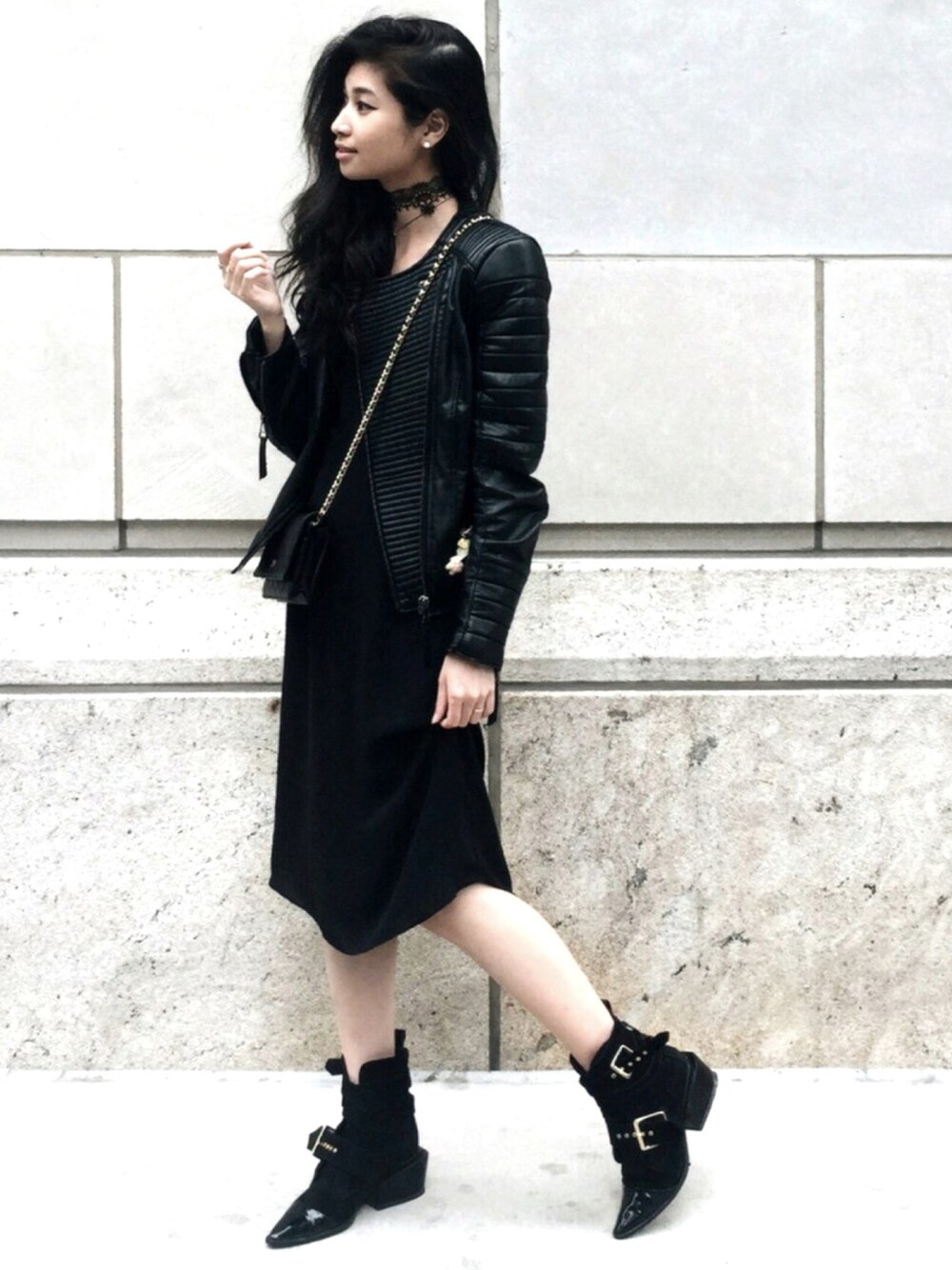 「forevervanny、blackdress、sacai、black、streetstyle」｜「MANGOのアイテム（ダウンジャケット/コート、ブラック系）」を使った、VANNYさん（レディース・165cm）の夏コーディネートの1枚目の写真