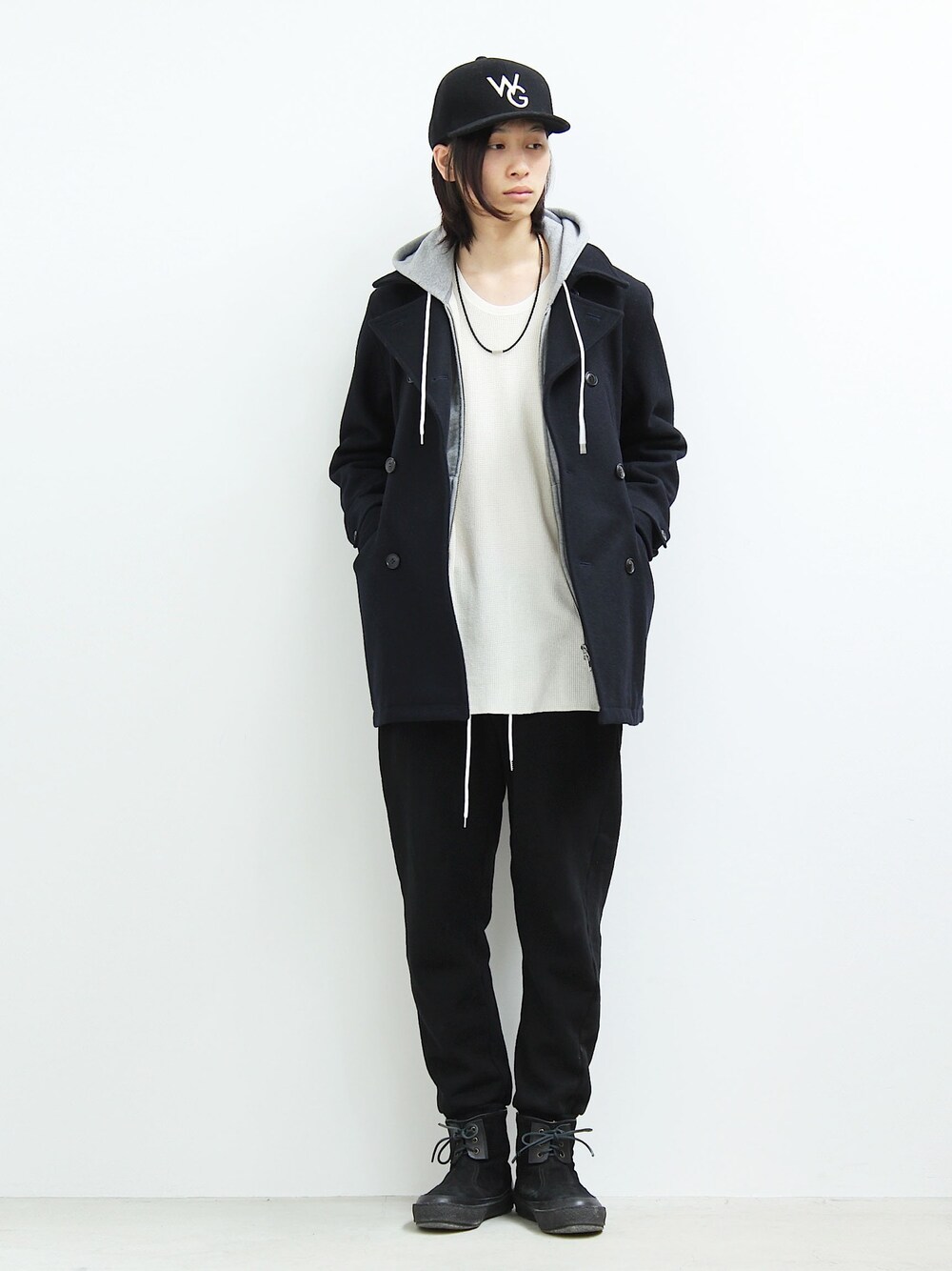 「コート、キャップ、パーカー、VICTIM」｜「VICTIMのCHESTER FIELD COAT / チェスターフィールドコート（チェスターコート、ブルー系）」を使った、VICTIM_TAKIGUCHIさん（メンズ・184cm）の夏コーディネートの1枚目の写真