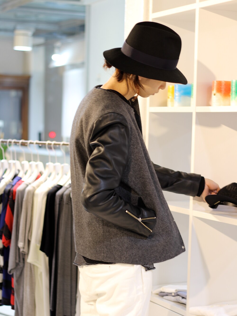 「古着、スタジャン、VICTIM、ハット、ホワイトパンツ」｜「VICTIMのNO COLLAR STADIUM JACKET/ノーカラー スタジアム ジャケット（スタジャン、グレー系）」を使った、VICTIM_TAKIGUCHIさん（メンズ・184cm）の秋コーディネートの1枚目の写真