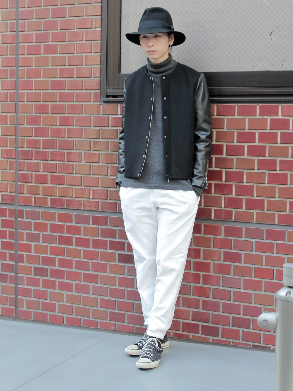 「古着、コンバース、ブラック、VICTIM、ハット、ハイカットスニーカー、ホワイトパンツ、黒タートルネック」｜「VICTIMのTURTLE NECK KNIT（ニット/セーター）」を使った、VICTIM_TAKIGUCHIさん（メンズ・184cm）の冬コーディネートの1枚目の写真