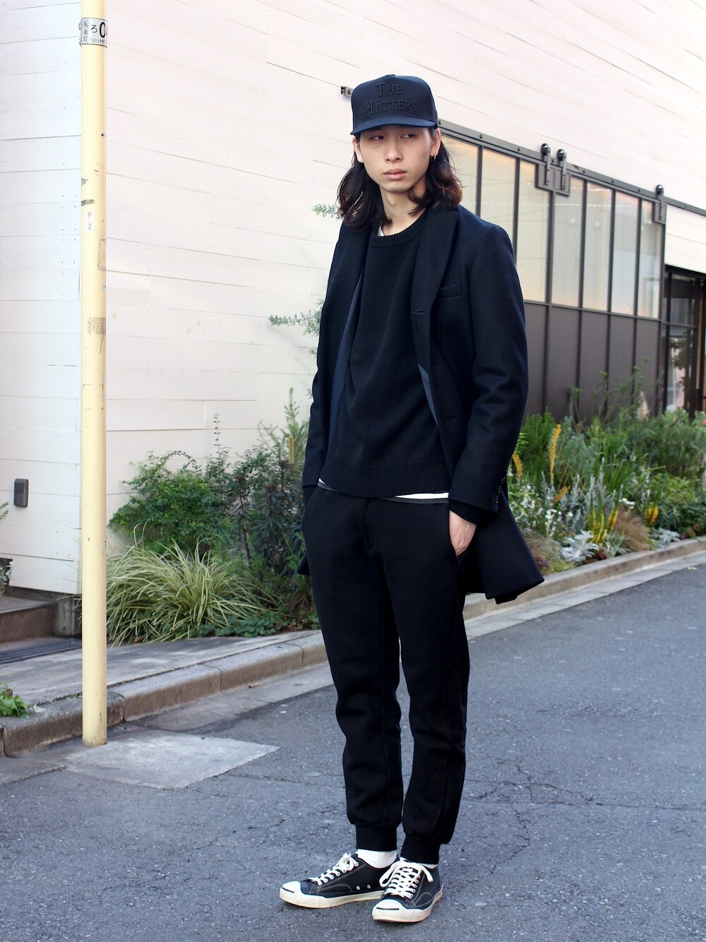 「古着、スウェット、ニット、コンバース、チェスターコート、キャップ、VICTIM、オールブラック」｜「VICTIMのCHESTER FIELD COAT / チェスターフィールドコート（チェスターコート、ブルー系）」を使った、VICTIM_TAKIGUCHIさん（メンズ・184cm）の冬コーディネートの1枚目の写真