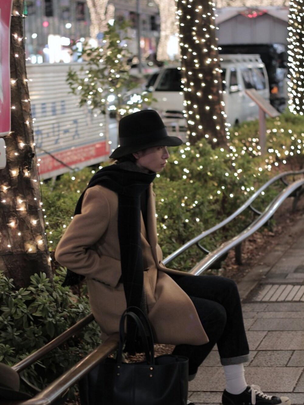「古着、デニム、コンバース、ストール、チェスターコート、VICTIM、ハット、イルミネーション」｜「VICTIMのW-CHESTER FIELD COAT / ダブル チェスターフィールドコート（チェスターコート、イエロー系）」を使った、VICTIM_TAKIGUCHIさん（メンズ・184cm）の冬コーディネートの1枚目の写真
