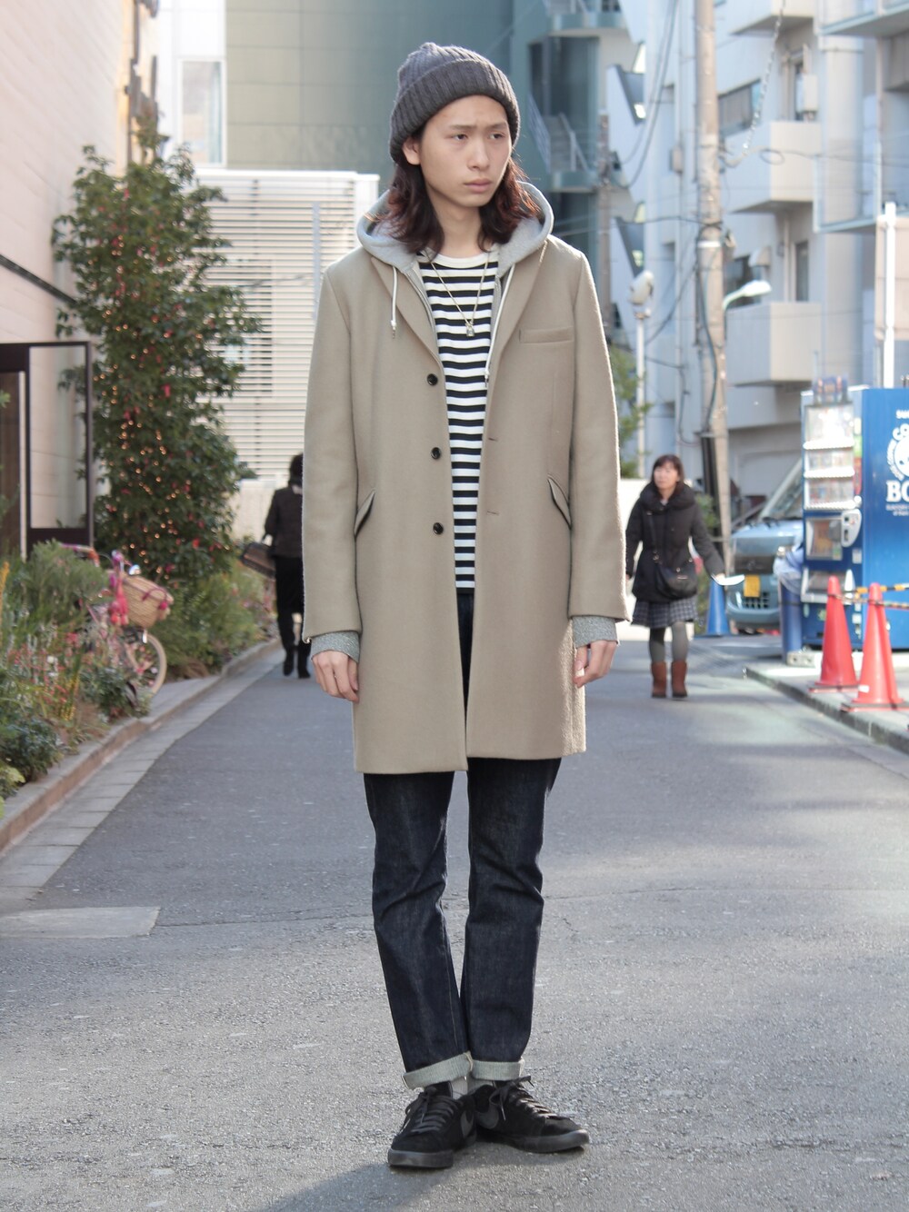 「スニーカー、デニム、ボーダー、NIKE、チェスターコート、ニット帽、パーカー、VICTIM」｜「VICTIMのCHESTER FIELD COAT / チェスターフィールドコート（チェスターコート、ブルー系）」を使った、VICTIM_TAKIGUCHIさん（メンズ・184cm）の冬コーディネートの1枚目の写真