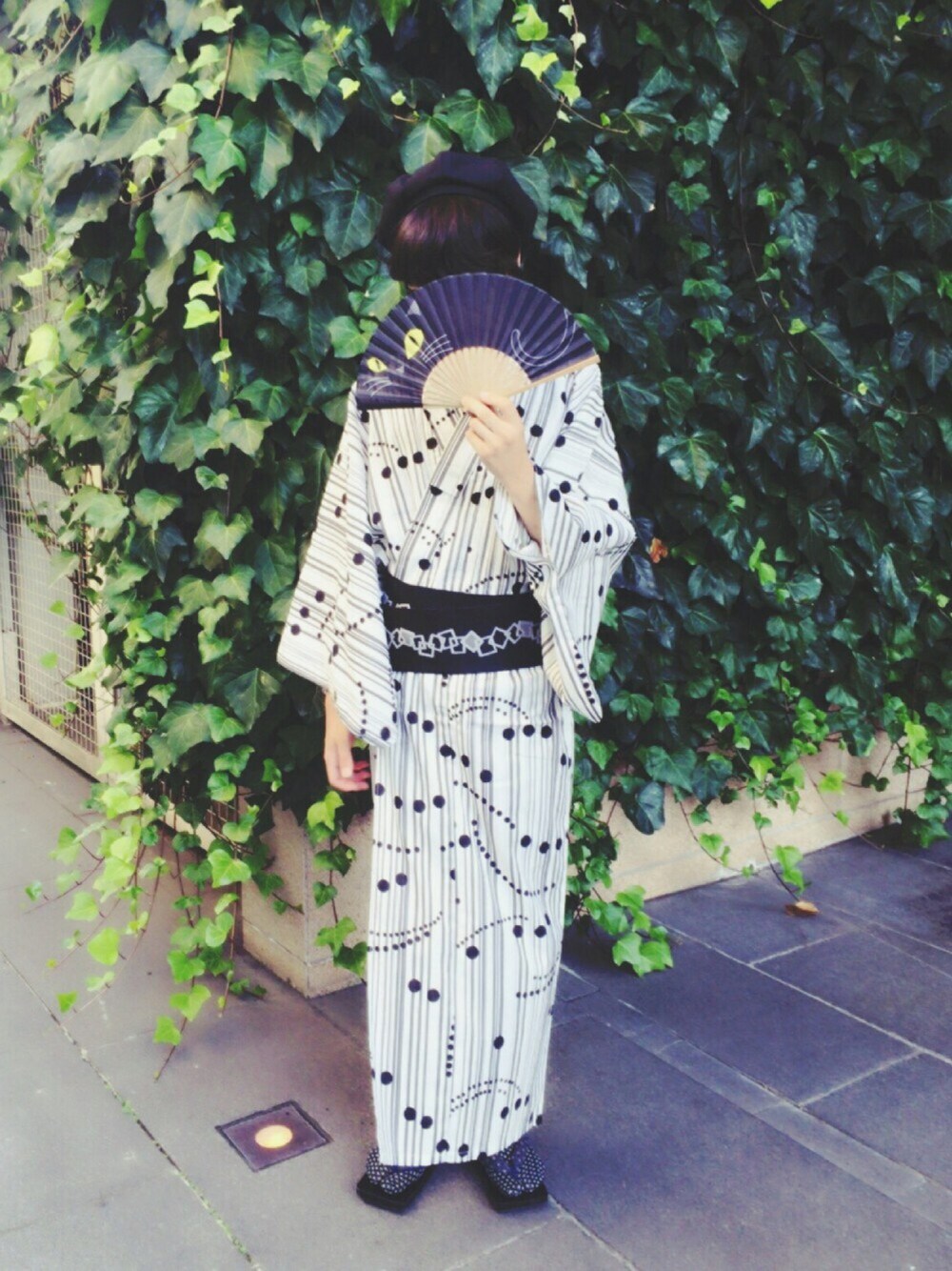 ホワイト系の浴衣、ブラック系のハンチング/ベレー帽を着用したメンズの夏コーディネートの1枚目の写真