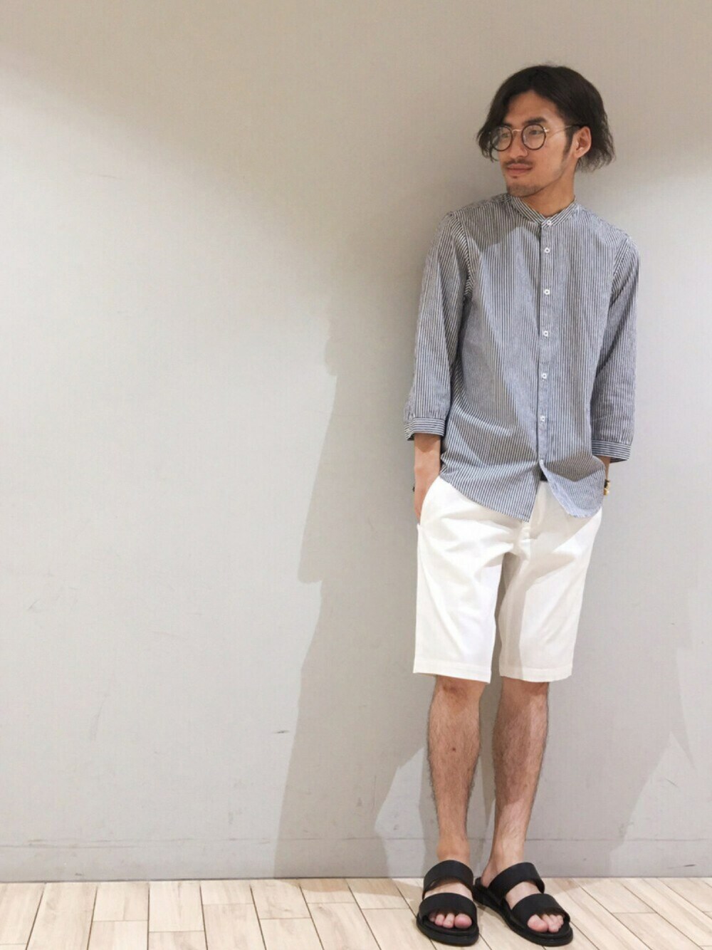 「夏コーデ、サンダル、Junred、ジュンレッド(JUNRed)、シャツスタイル、リゾートスタイル」｜「JUNREDのストライプバンドカラー7分袖シャツ（シャツ/ブラウス、ブルー系）」を使った、kokiさん（メンズ・170cm）の夏コーディネートの1枚目の写真