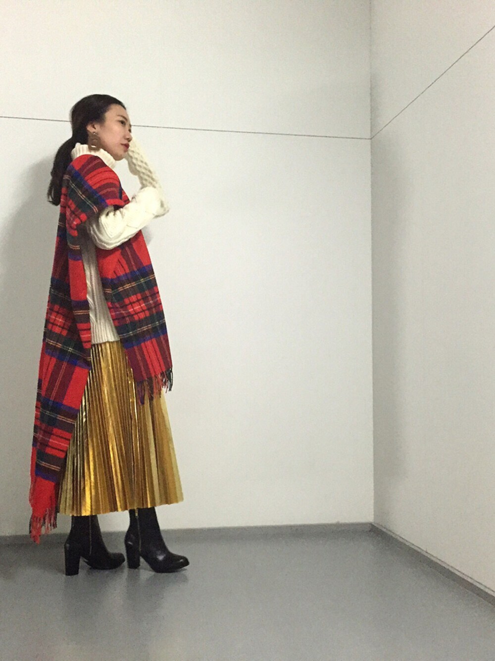 「オトナ女子、チェックストール、ゴールド、白ニット、タートルネック、ショートブーツ」｜「ADAM ET ROPE'の【16AW先行予約】ケーブルタートルプルオーバー（ニット/セーター、ホワイト系）」を使った、sakurako katafuchiさん（レディース・158cm）の秋コーディネートの1枚目の写真