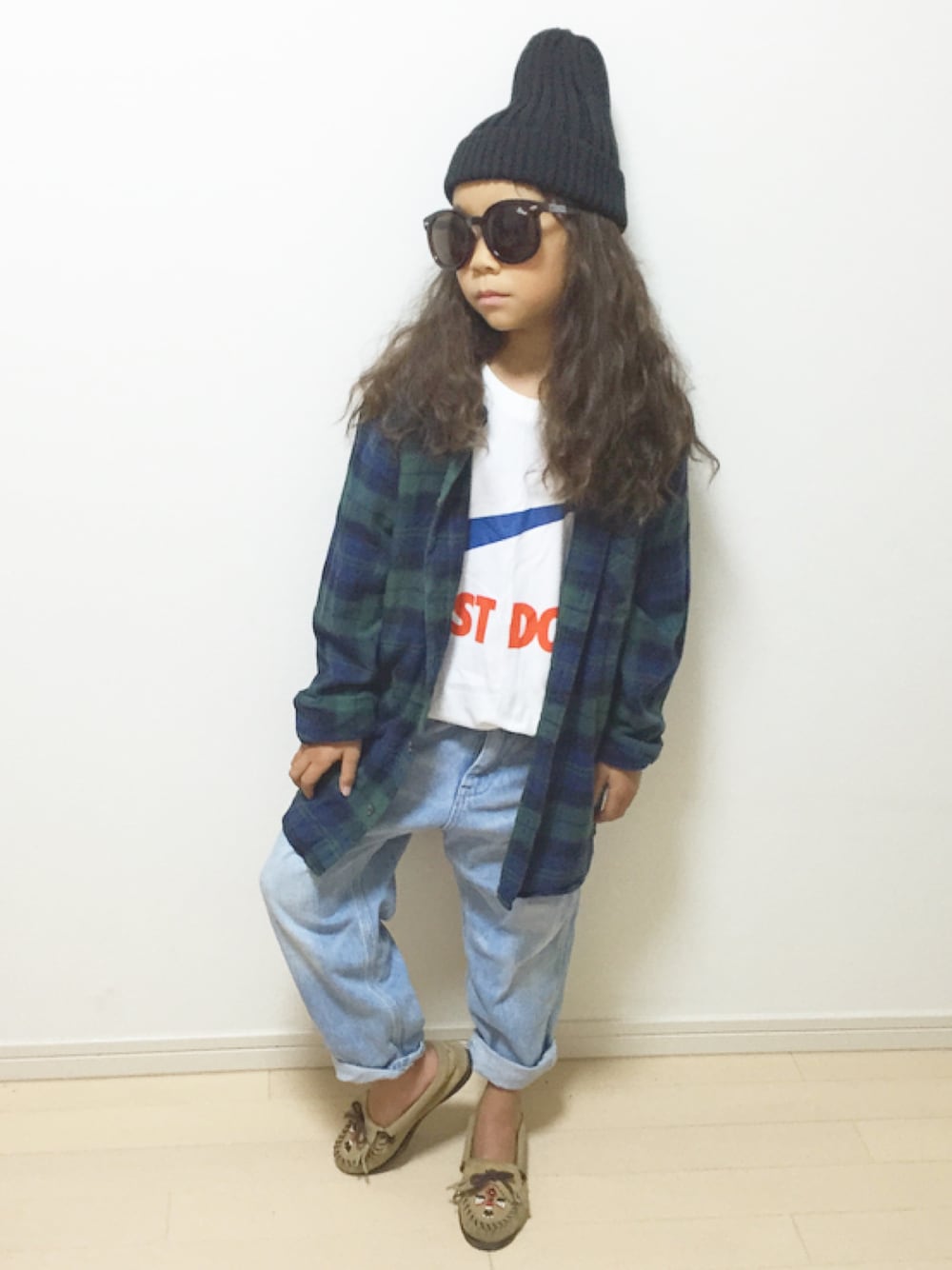 「H&M、FITH、ミネトンカ、プチプラ、NIKE、kids」｜「NIKEのアイテム（Tシャツ/カットソー、ホワイト系）」を使った、_CHANK_さん（キッズ・120cm）の秋コーディネートの1枚目の写真
