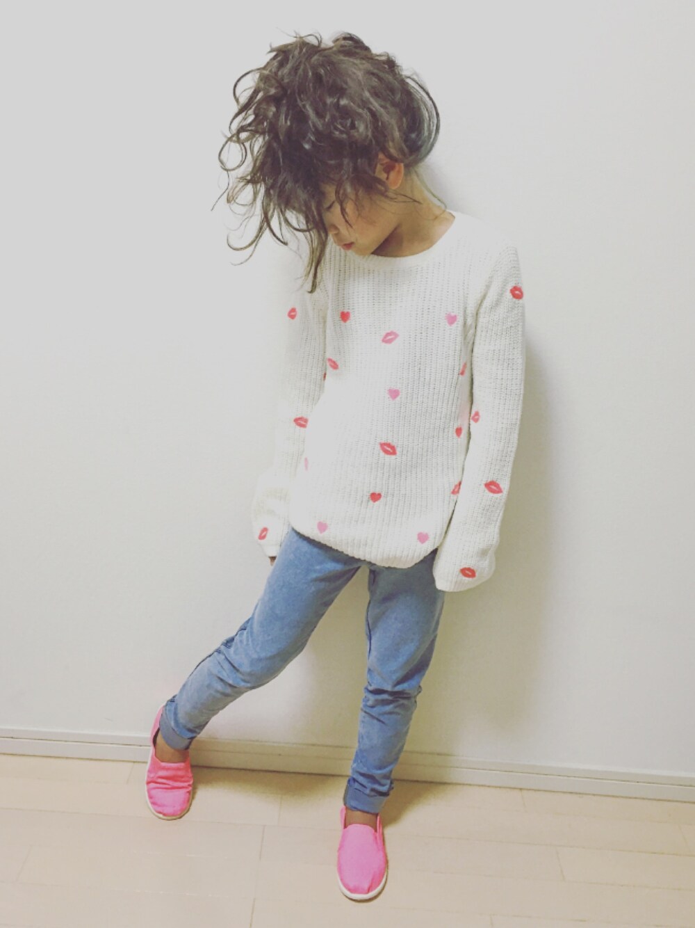 「kids、H&M、プチプラ、白ニット、デニム、くちびる柄、キッズコーデ」｜「H&Mのアイテム（ニット/セーター、ホワイト系）」を使った、_CHANK_さん（キッズ・125cm）の冬コーディネートの1枚目の写真