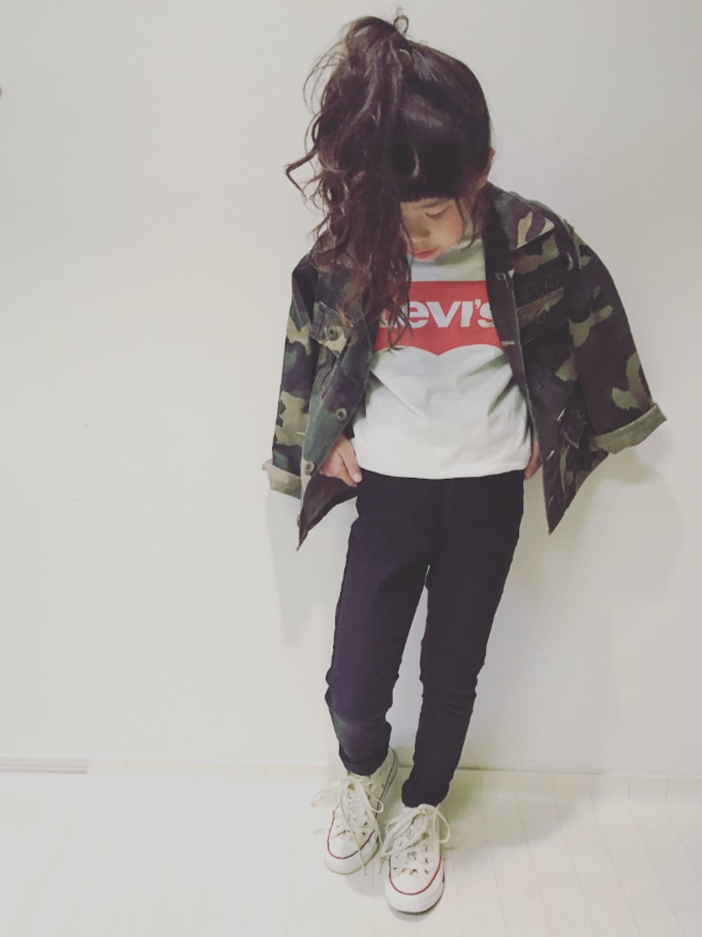 「キッズファッション、kids、古着、カモフラ、リーバイス、GU、コンバース、キッズコーデ、おんなのこ」｜「Levi'sのアイテム（トップス、ホワイト系）」を使った、_CHANK_さん（キッズ・125cm）の春コーディネートの1枚目の写真