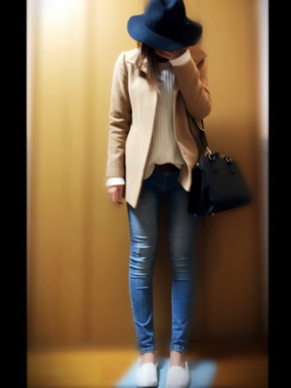 「カジュアル、denim、コート」｜「GLOBAL WORKのフェルトナカオレHAT2/708039（ハット、ブルー系）」を使った、taekoさん（レディース・169cm）の秋コーディネートの1枚目の写真