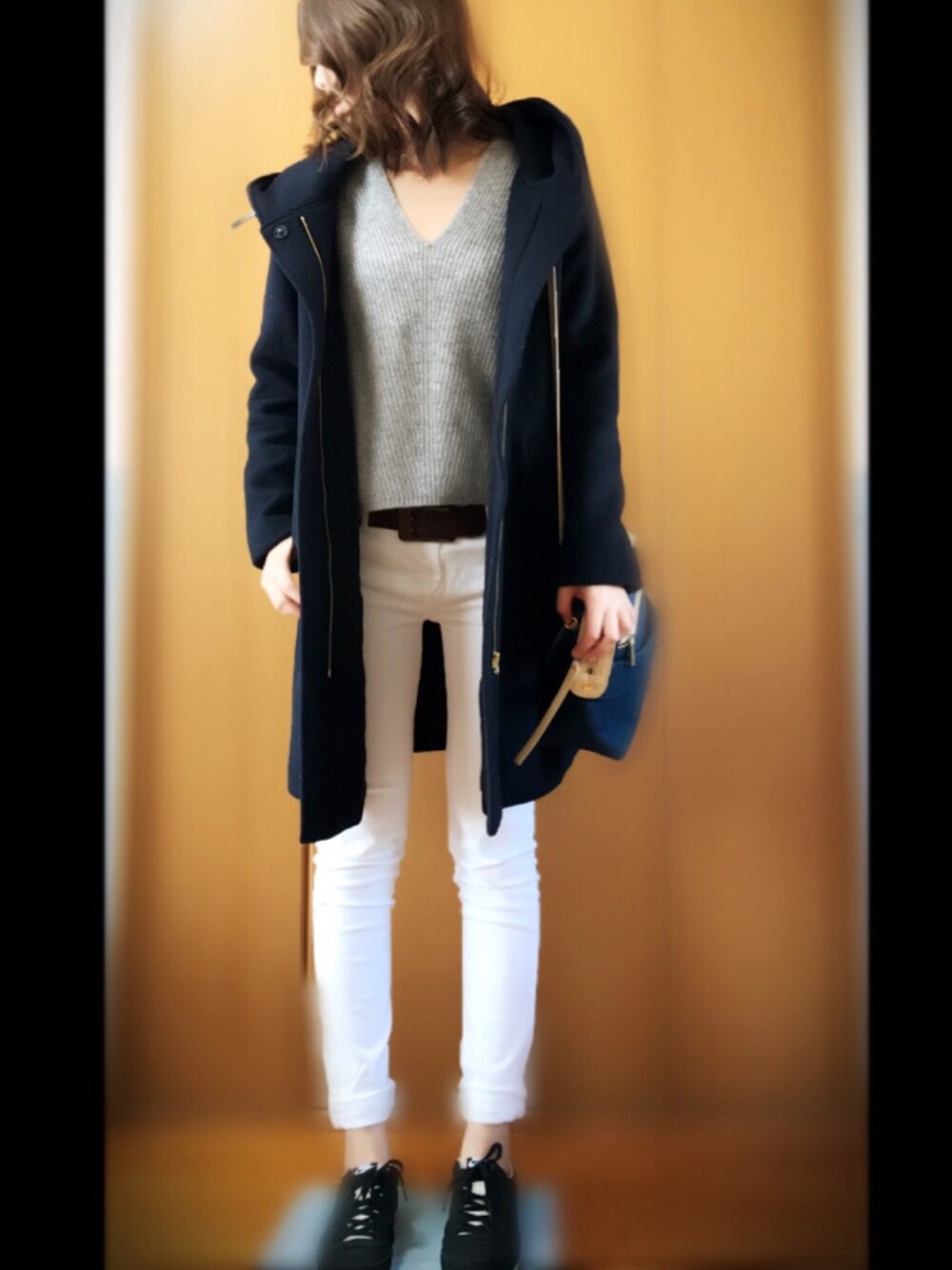 「オトナカジュアル、冬、スニーカー、白パンツ」｜「UNIQLOのアイテム（ニット/セーター、グレー系）」を使った、taekoさん（レディース・169cm）の秋コーディネートの1枚目の写真