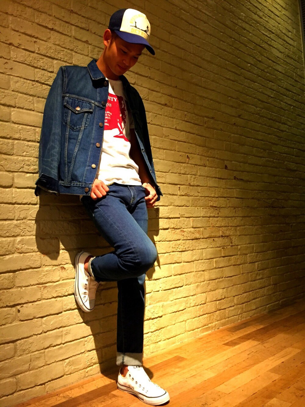 ブルー系のデニムジャケット、ブルー系のデニムパンツ、ホワイト系のTシャツ/カットソーを着用したメンズの夏コーディネートの1枚目の写真