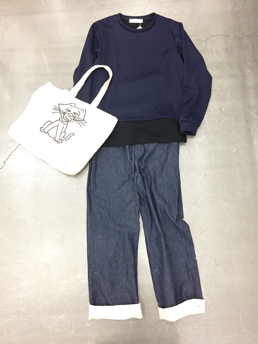 ブルー系のその他パンツ、ブルー系のスウェット、ホワイト系のトートバッグを着用したメンズの秋コーディネートの1枚目の写真