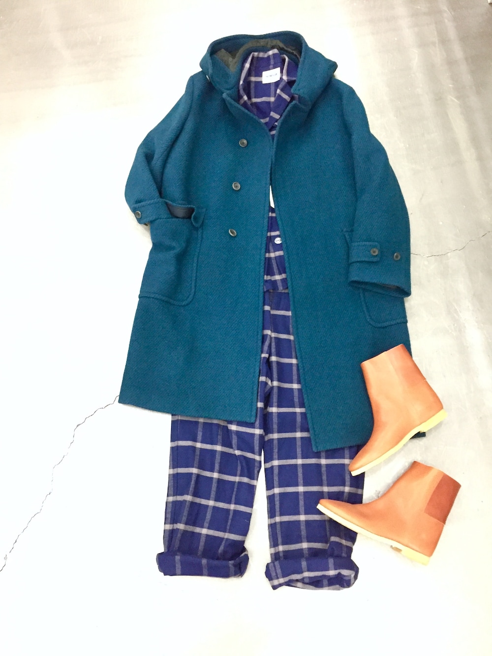 ブルー系のその他アウター、ブラウン系のブーツ、ブルー系のその他を着用したメンズの秋コーディネートの1枚目の写真