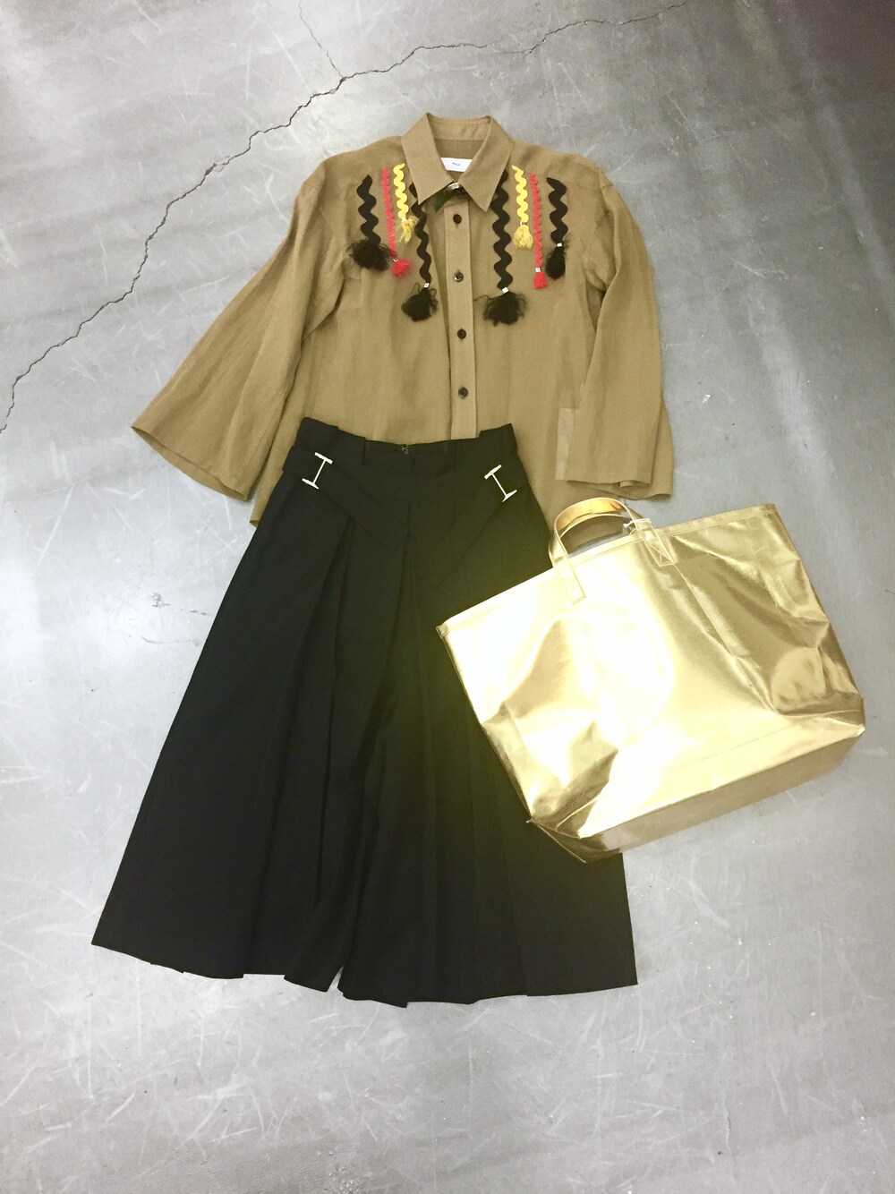 「TOGA PULLAの COTTON BOIL SHIRTS（シャツ/ブラウス、ブラウン系）」を使った、casaguccaさん（レディース・160cm）の冬コーディネートの1枚目の写真