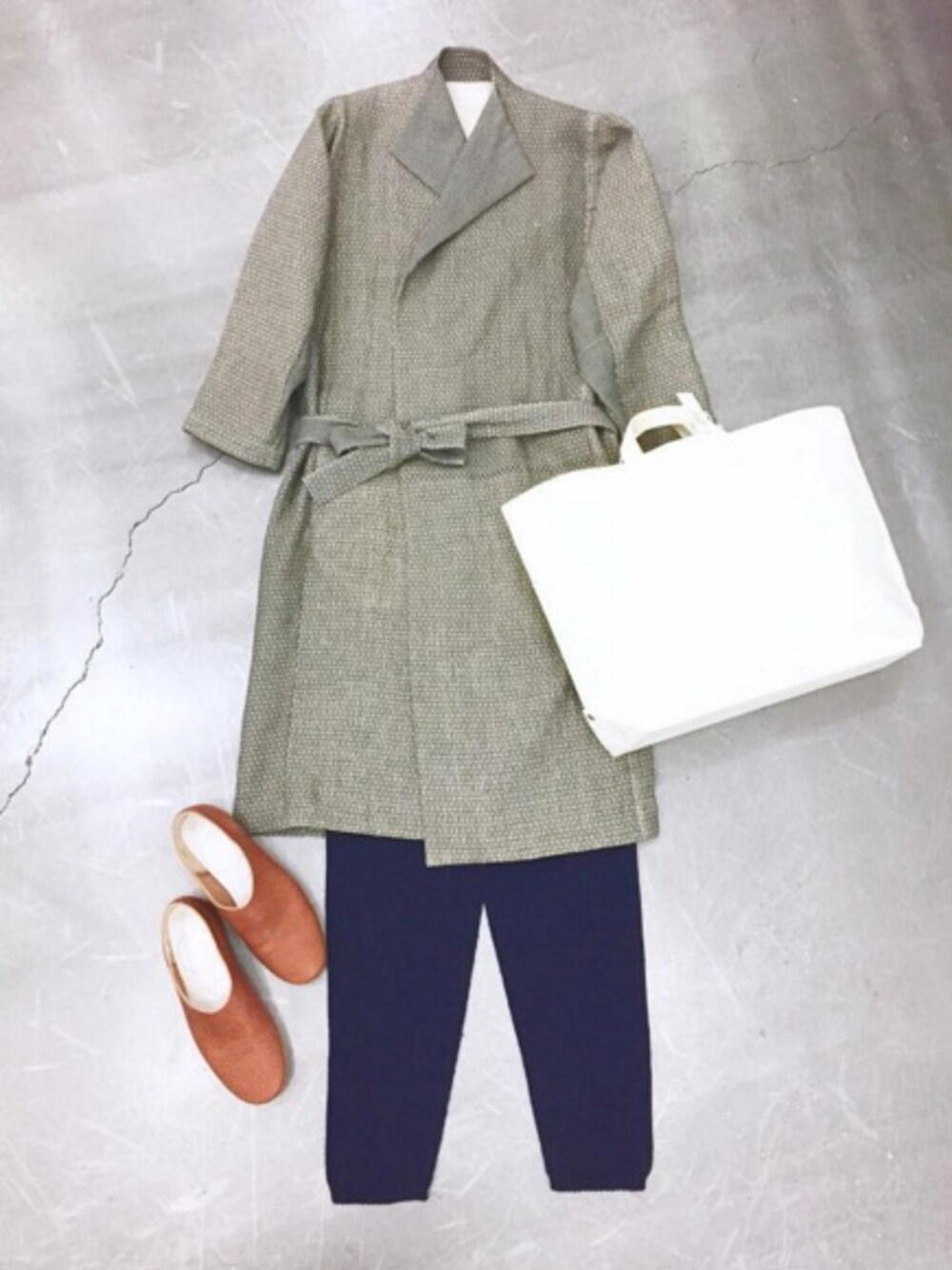 ブラウン系のブーツ、ホワイト系のトートバッグ、グレー系のその他アウターを着用したレディースの冬コーディネートの1枚目の写真