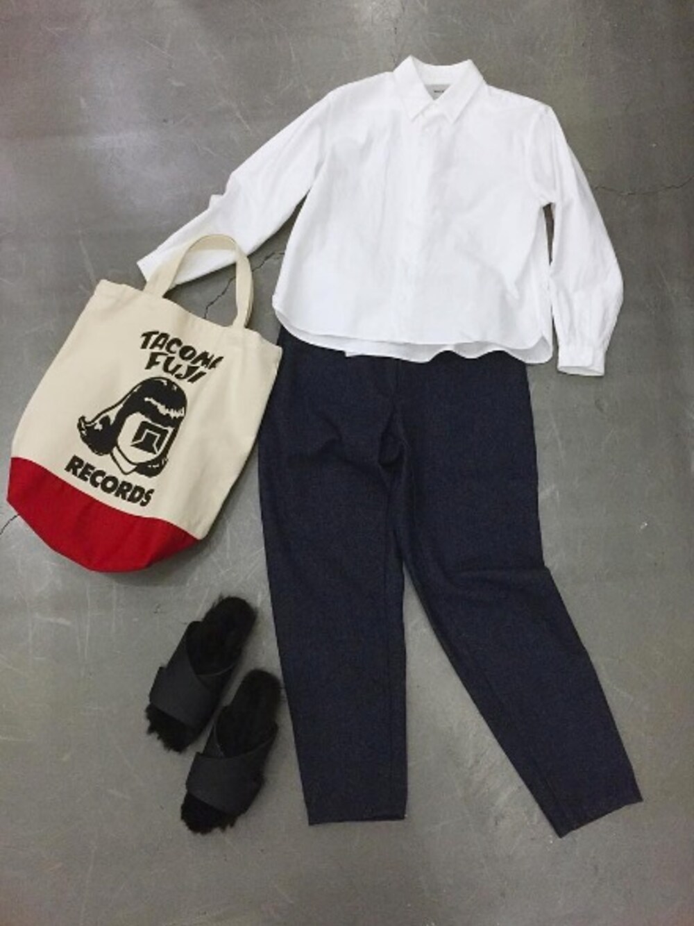 グレー系のその他パンツ、ホワイト系のシャツ/ブラウス、ホワイト系のトートバッグを着用したレディースの秋コーディネートの1枚目の写真