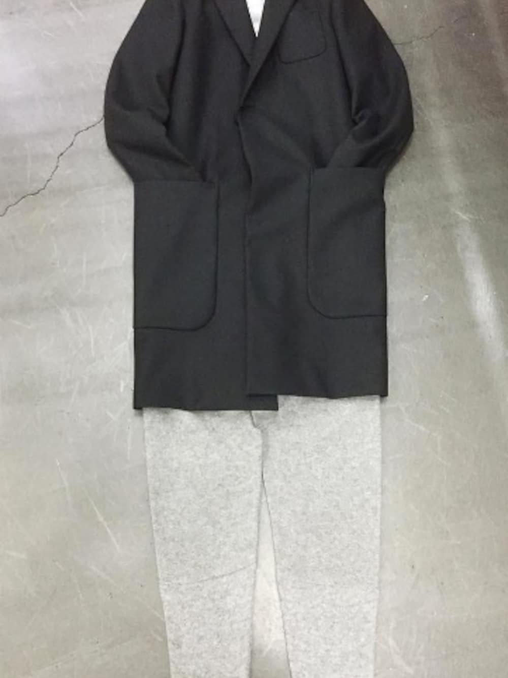 ホワイト系のTシャツ/カットソー、グレー系のチェスターコート、グレー系のその他パンツを着用したメンズの秋コーディネートの1枚目の写真